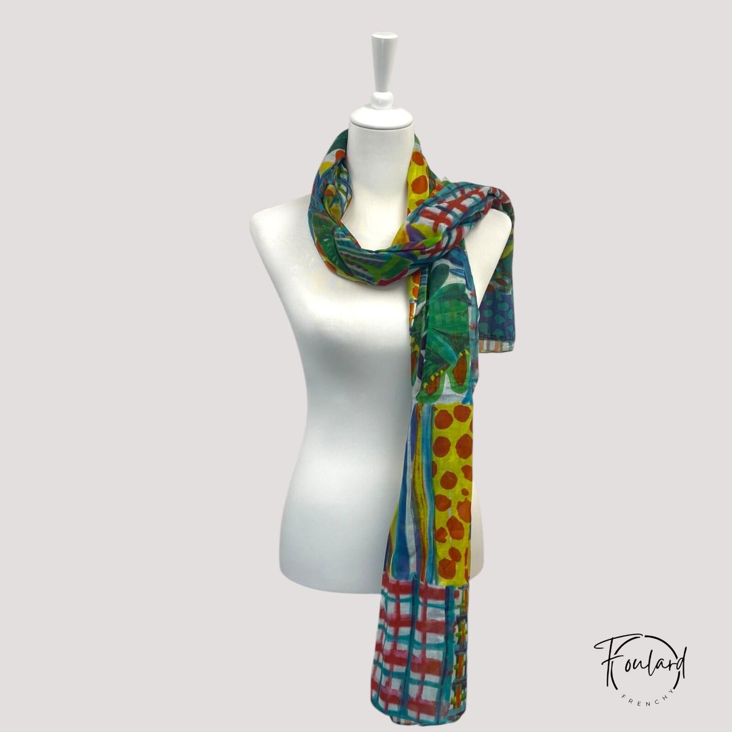 Détail du motif abstrait aux couleurs vives sur foulard