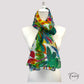 Foulard coloré porté en châle sur les épaules