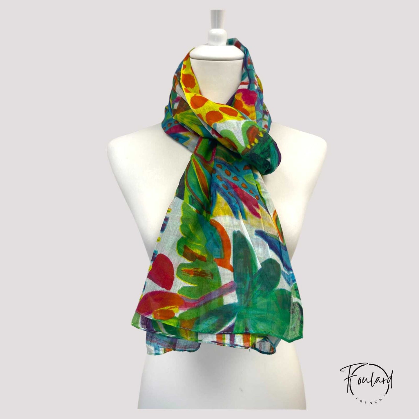 Foulard coloré porté en châle sur les épaules