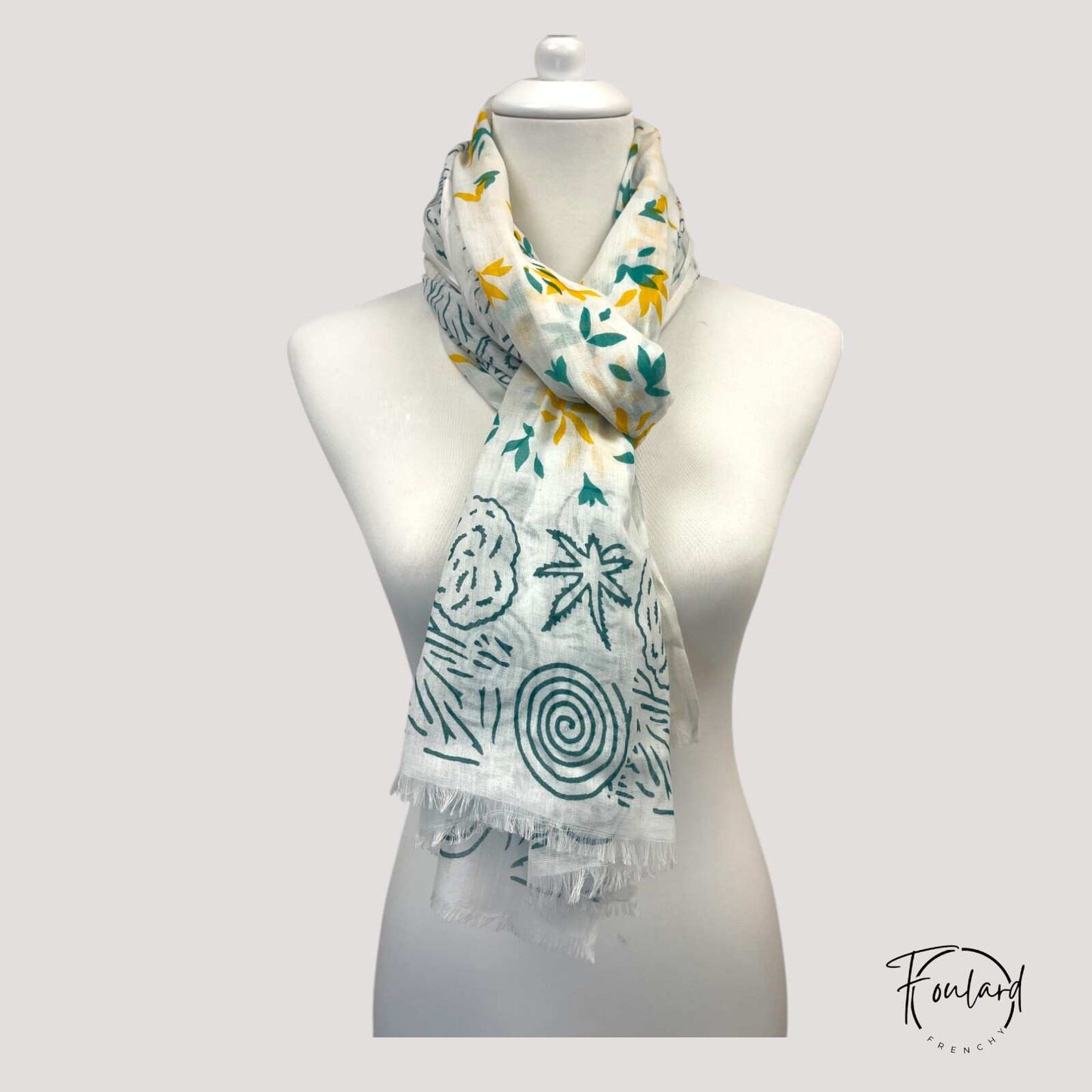 Foulard noué autour du cou, motifs verts et jaunes