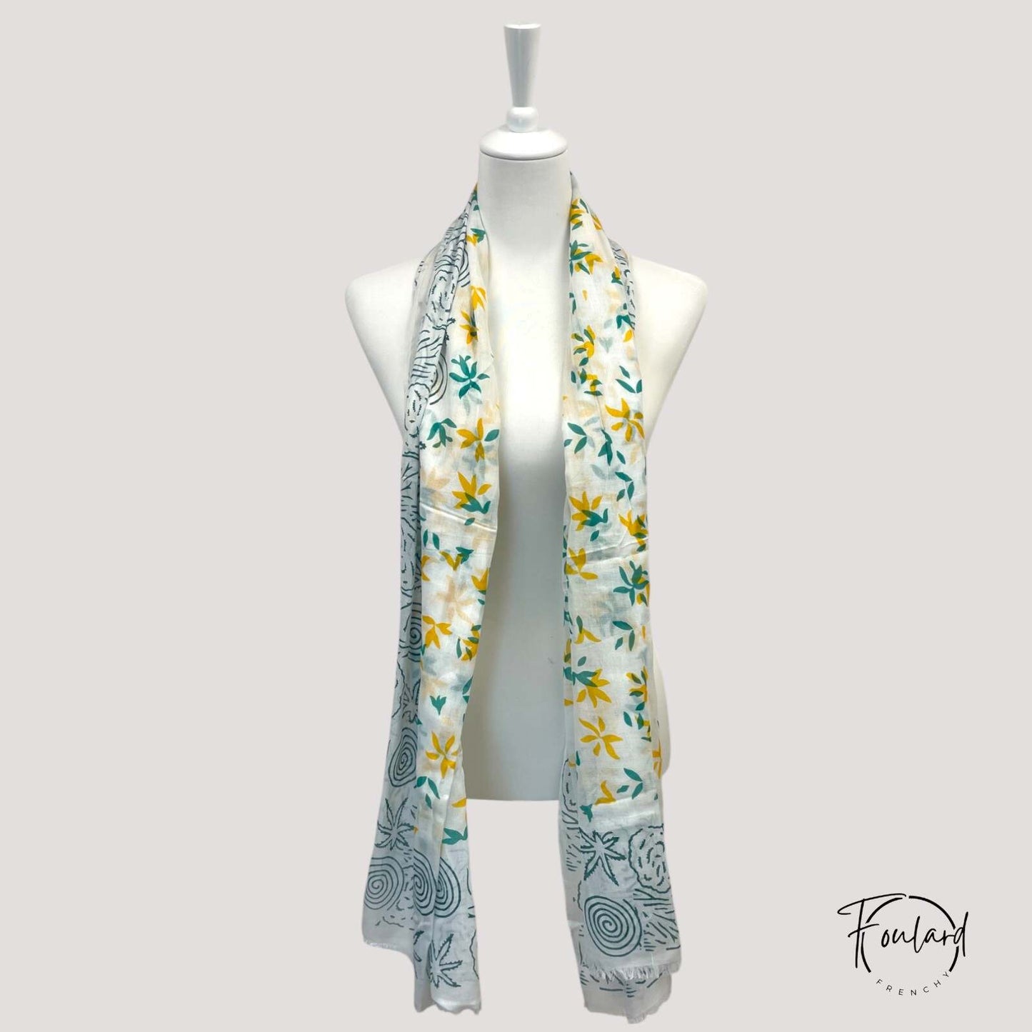 Détail de fleurs jaunes sur foulard en coton