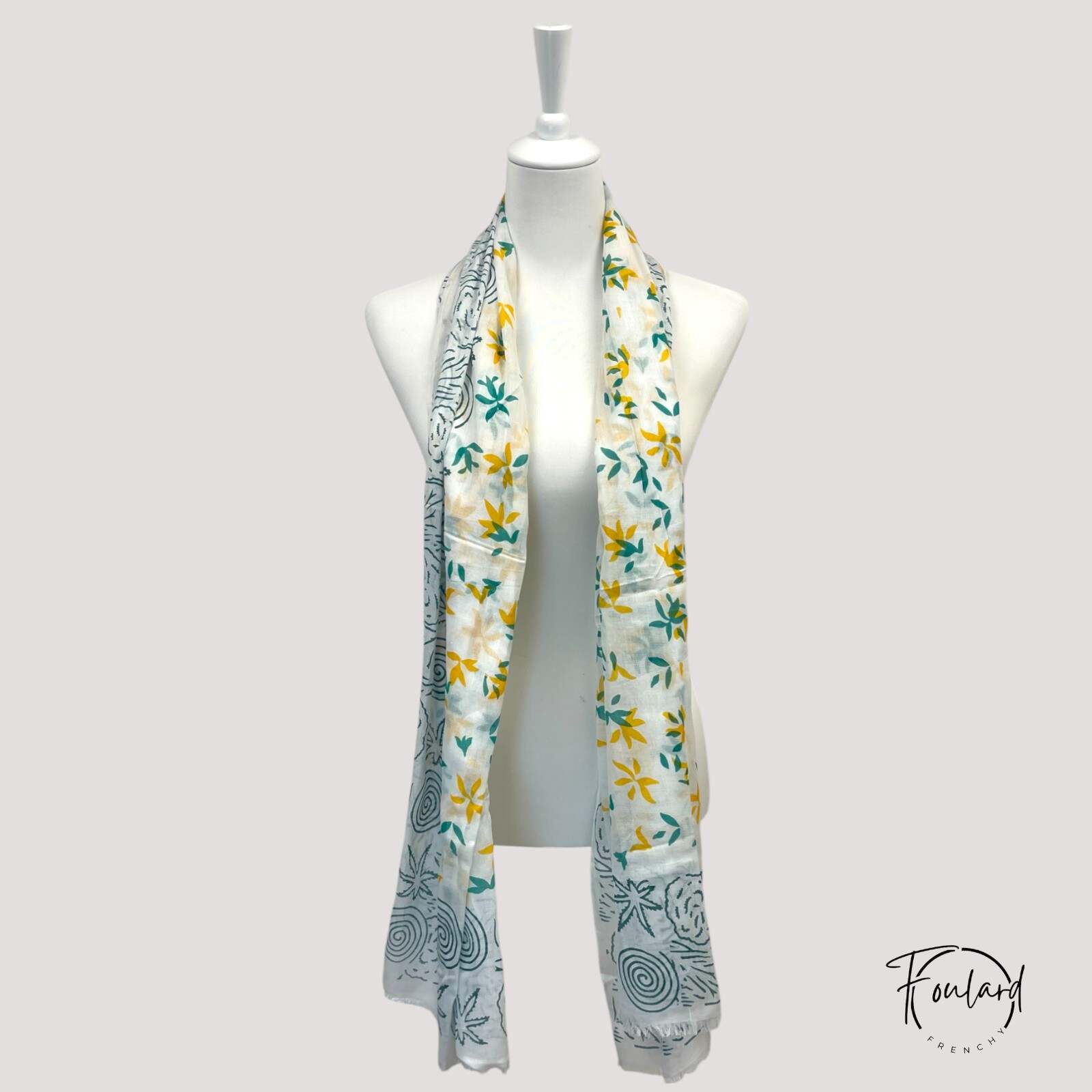 Détail de fleurs jaunes sur foulard en coton