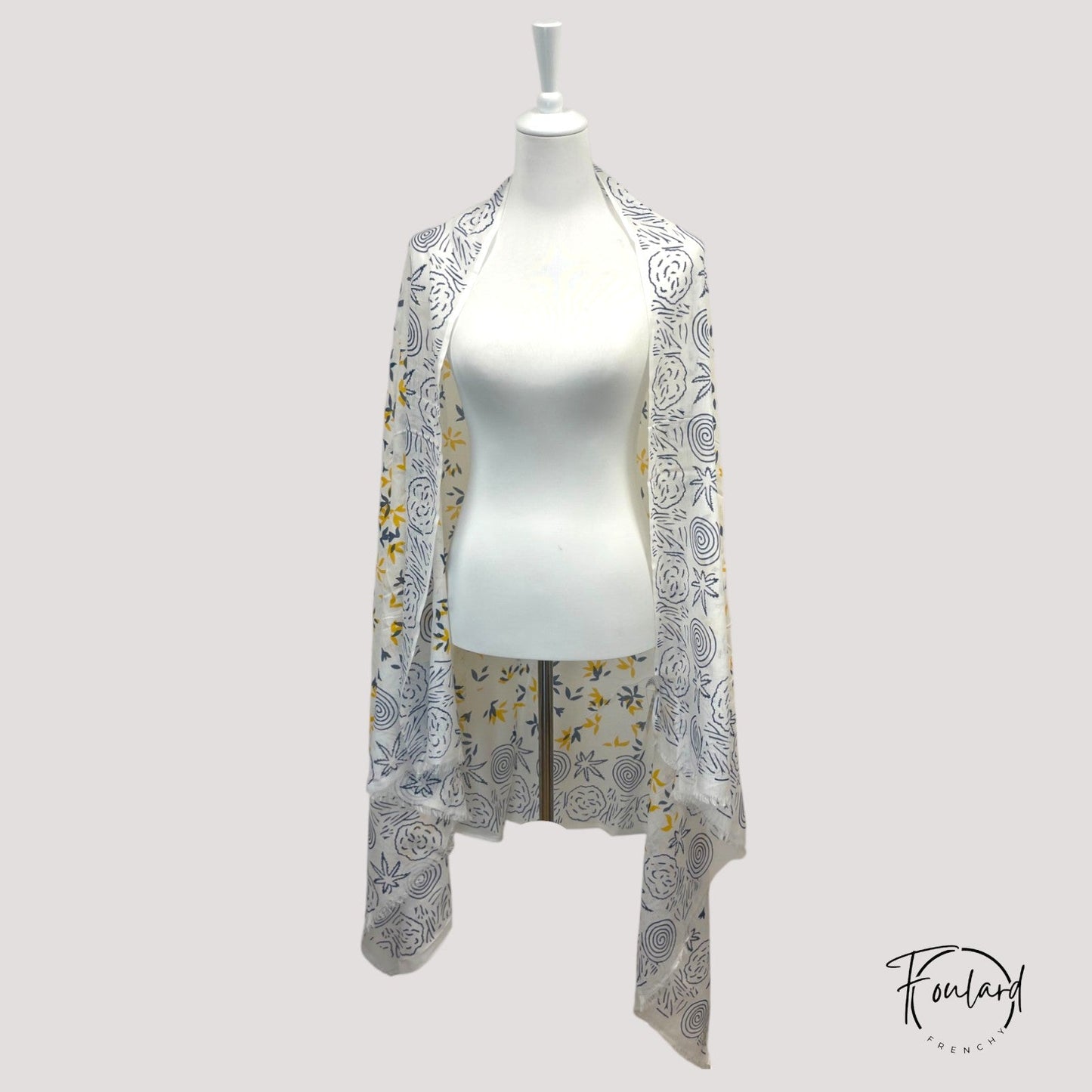 Foulard blanc coton motifs spirales et fleurs bleues