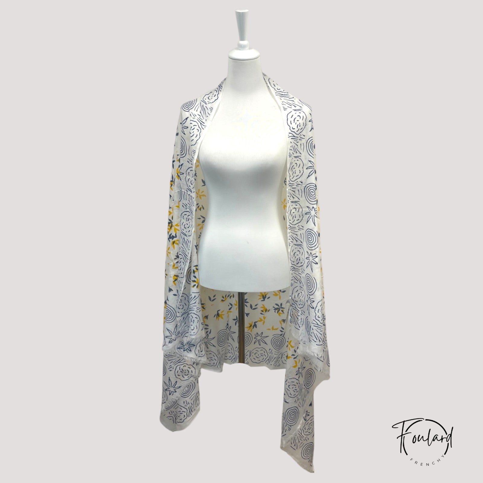 Foulard blanc coton motifs spirales et fleurs bleues