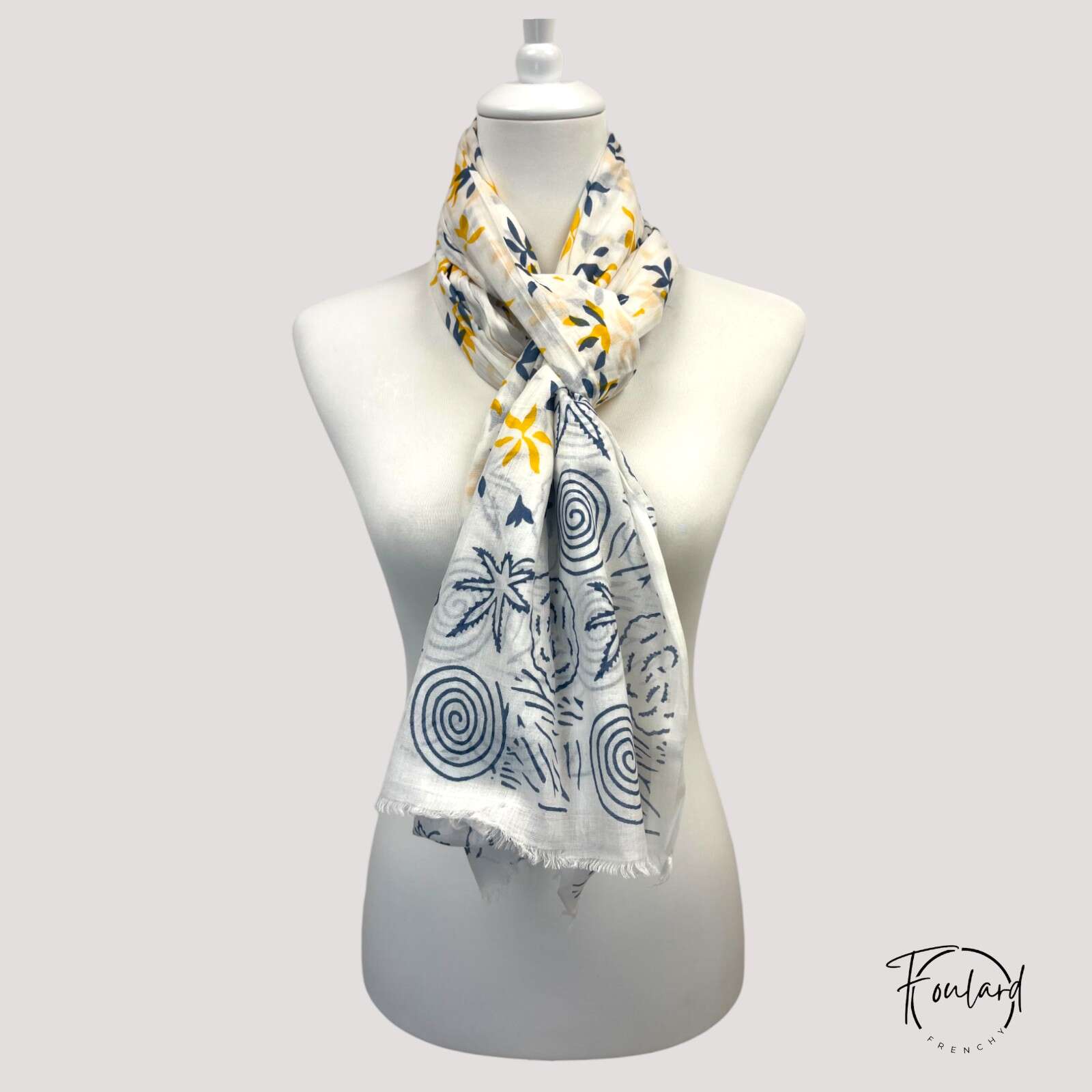 Foulard coton blanc noué, motifs bleu marine