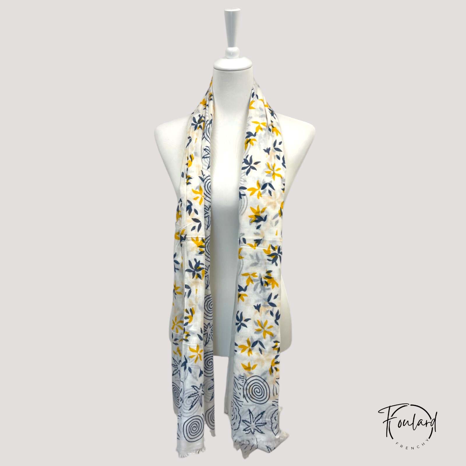 Vue d'ensemble foulard blanc motifs végétaux stylisés