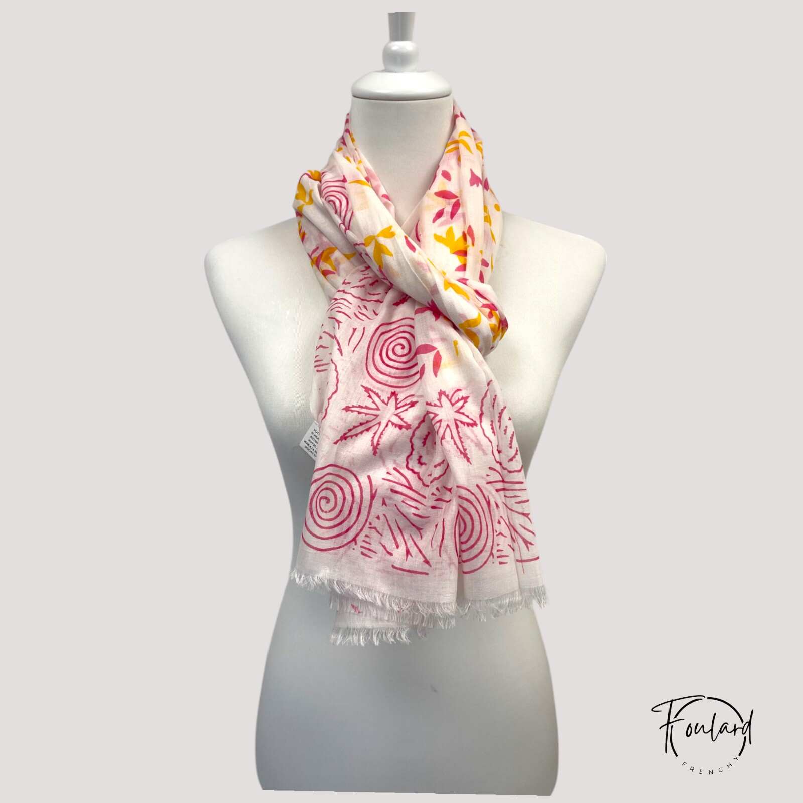Motifs floraux et spirales sur foulard léger en coton