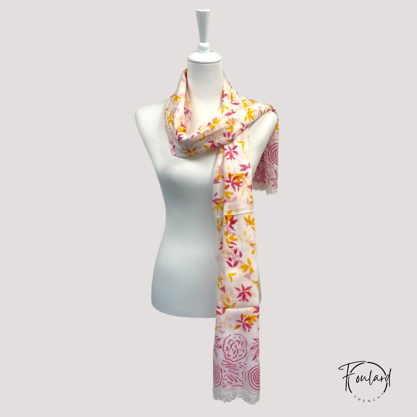 Détail des spirales fuchsia sur fond blanc du foulard