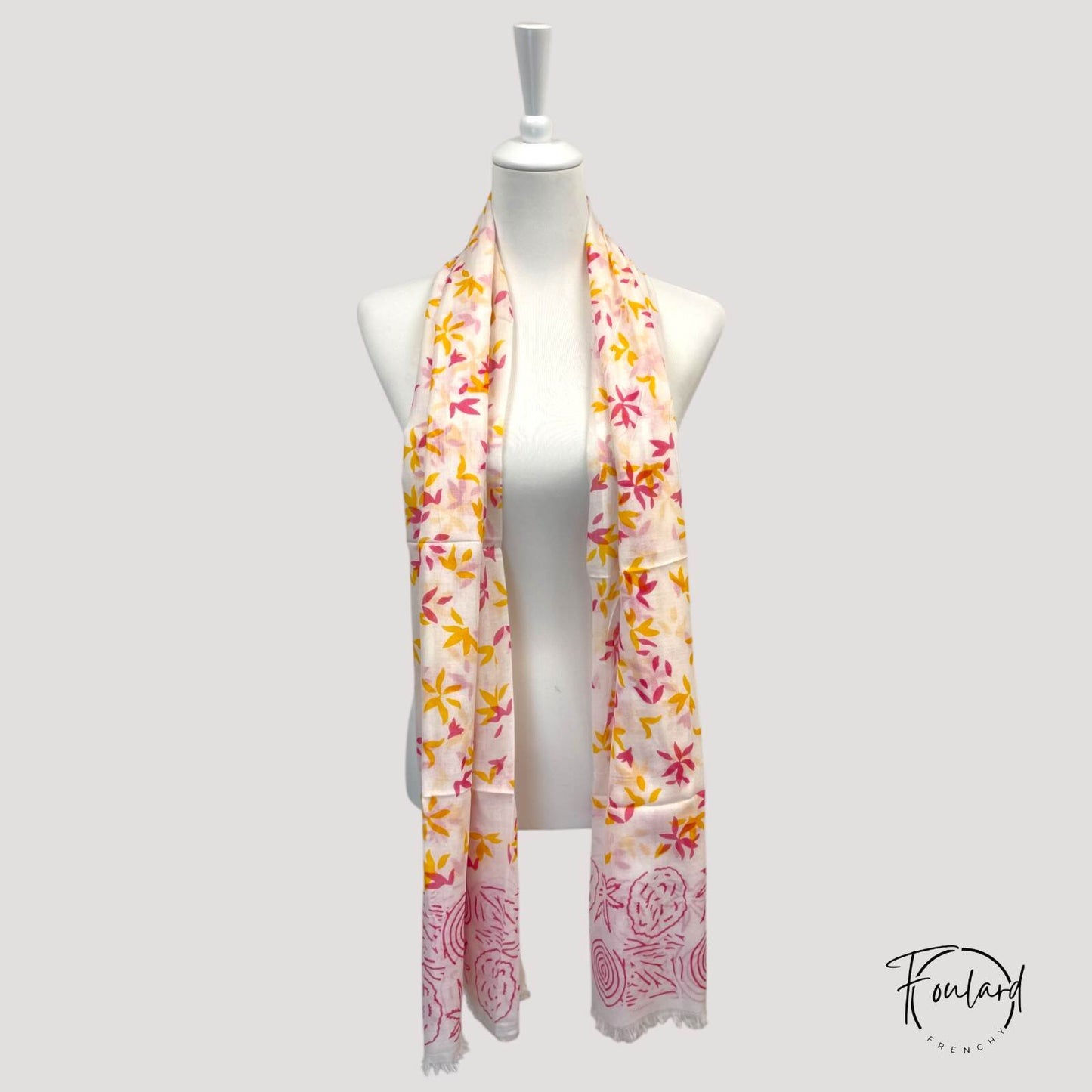 Vue d'ensemble du foulard floral, dimensions 110 x 181 cm