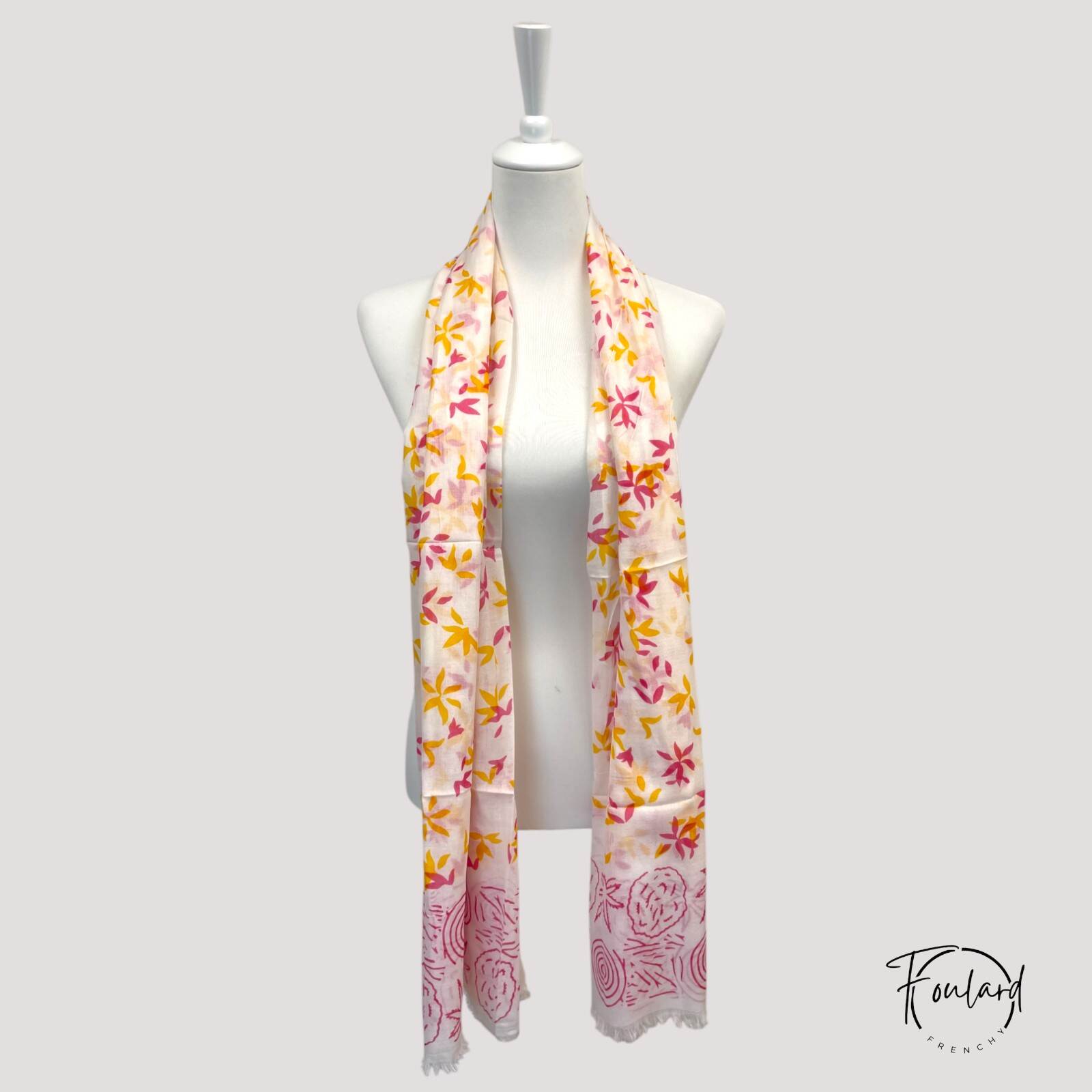 Vue d'ensemble du foulard floral, dimensions 110 x 181 cm