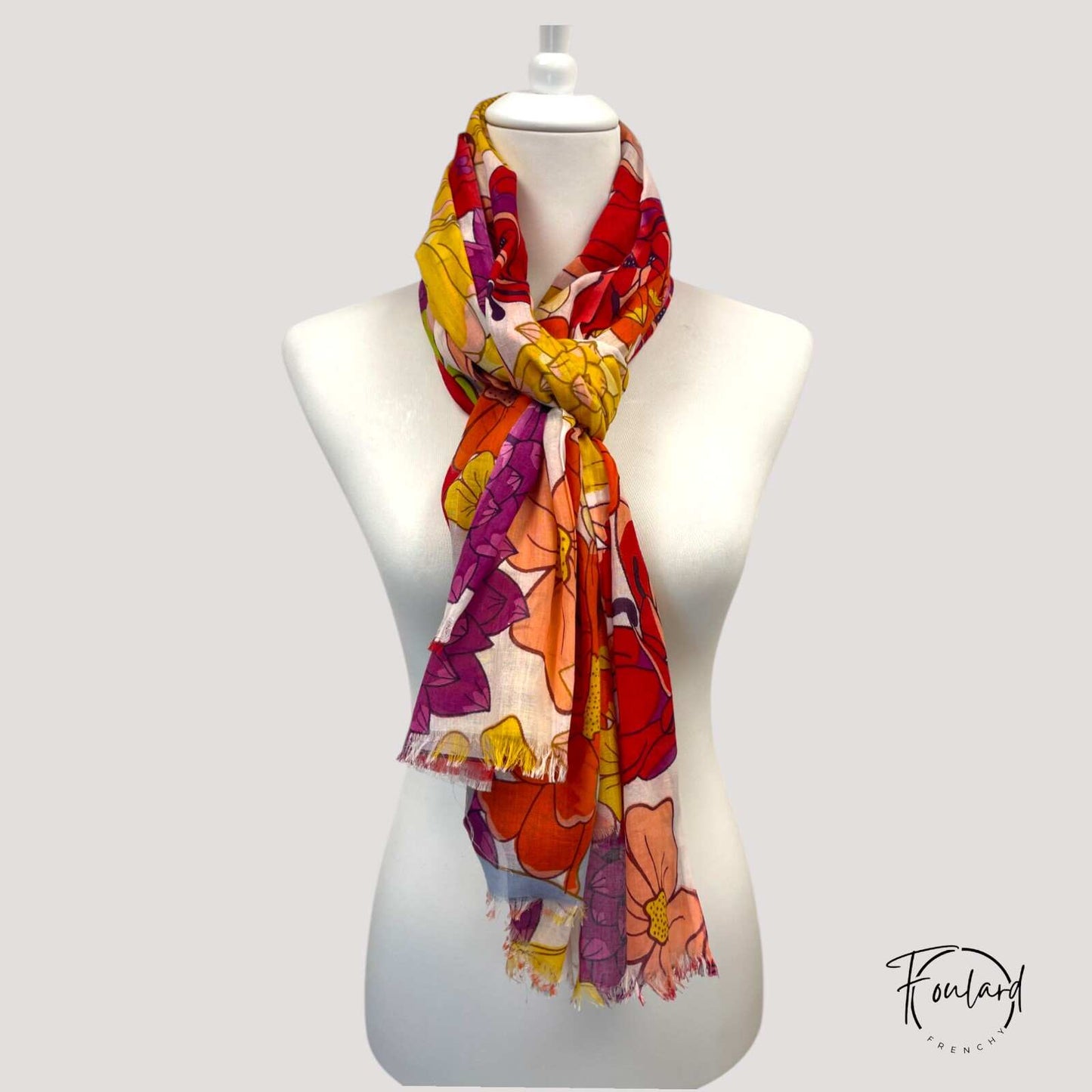Vue d'ensemble du foulard floral, fond blanc cassé