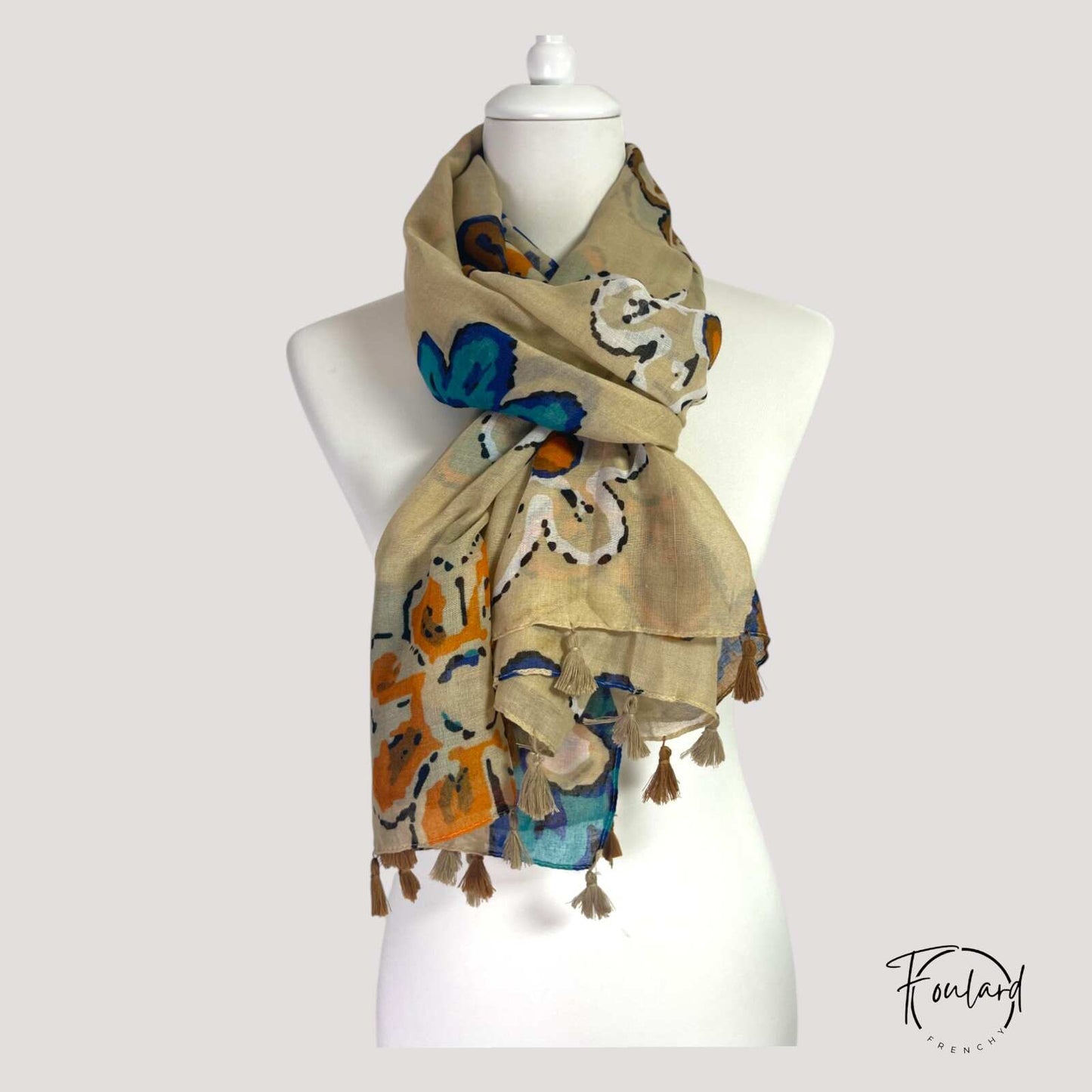 Texture douce du foulard beige à motifs artistiques