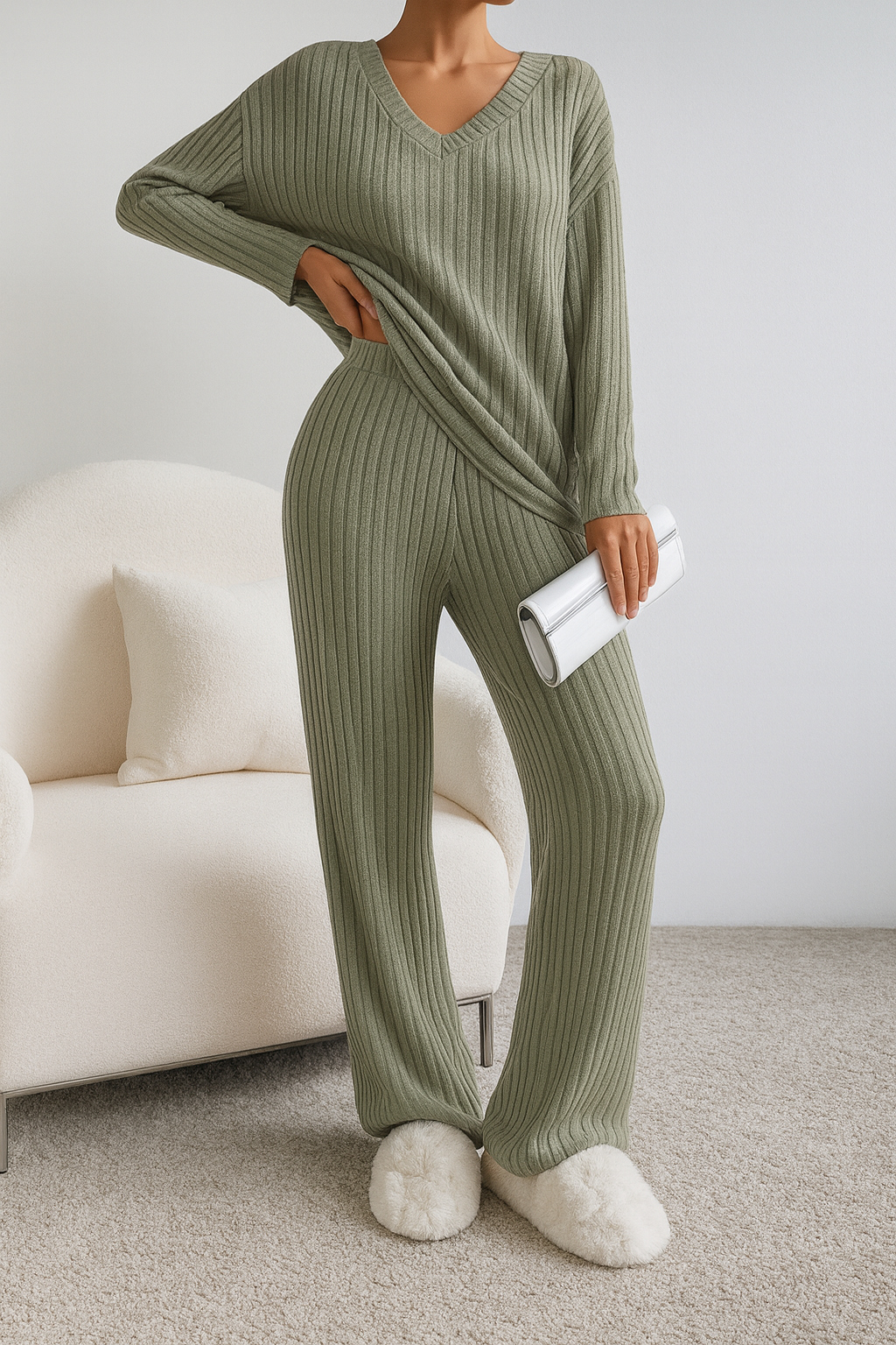 Vue de face du pyjama avec col V élégant