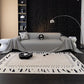 Jeté de canapé en simili cuir beige sur un canapé gris