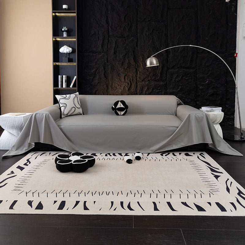Jeté de canapé en simili cuir beige sur un canapé gris