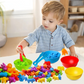 Enfant jouant avec un jeu de tri coloré en forme de dinosaures