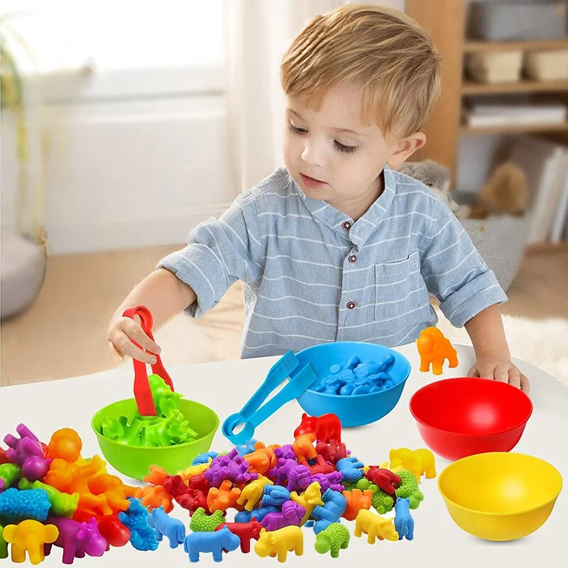 Enfant jouant avec un jeu de tri coloré en forme de dinosaures