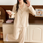 Vue d'ensemble du pyjama posé sur un lit