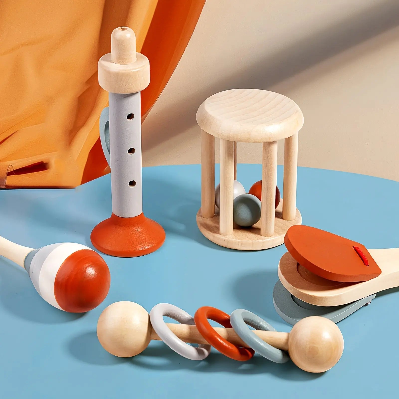 Gros plan sur un xylophone coloré en bois avec baguettes