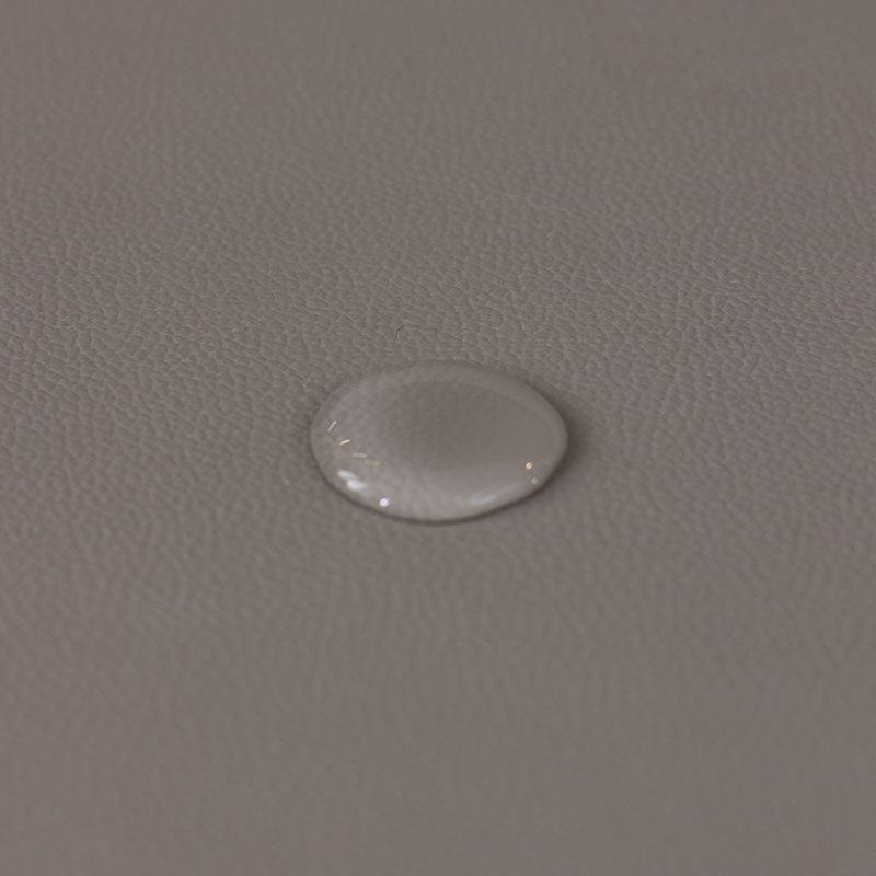 Jeté de canapé en simili cuir marron dans un salon moderne