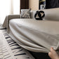 Jeté de canapé marron drapé sur un fauteuil moderne
