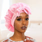Femme portant un bonnet en satin, cheveux protégés