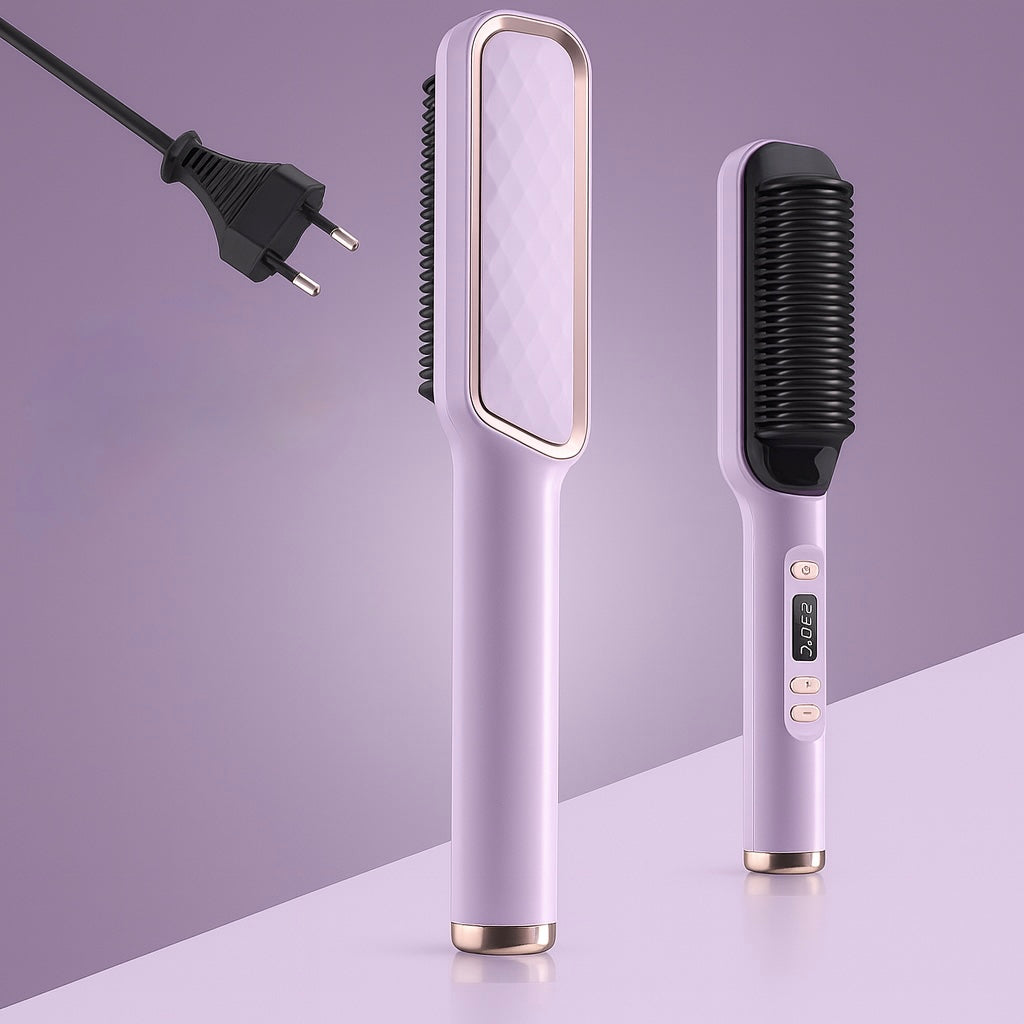 Femme tenant la brosse lissante prête à l'utiliser