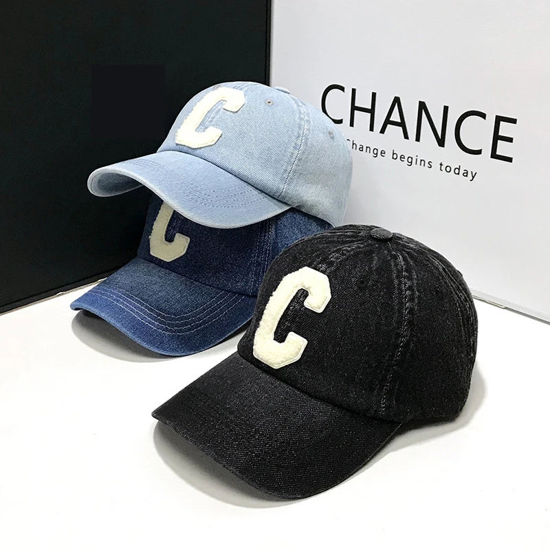 Vue latérale d'une casquette en denim ajustable