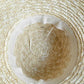 Chapeau de paille sur fond neutre, soulignant sa texture