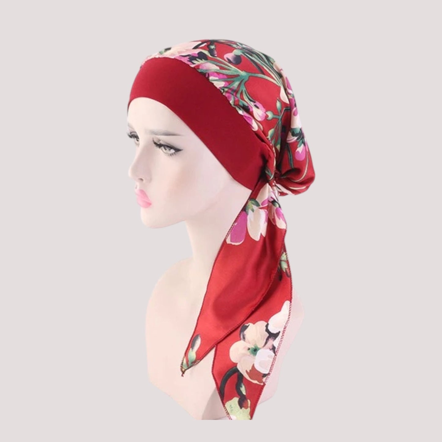 Foulard rouge floral sur mannequin, vue de face