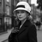 Femme au teint clair portant un chapeau cloche élégant