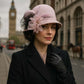 Portrait d'une femme avec chapeau cloche rétro