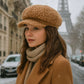 Jeune femme portant une casquette gavroche rétro-chic