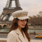 Jeune femme au teint clair portant un béret élégant