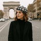 Jeune femme au teint clair portant un béret élégant