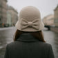 Vue arrière d'une femme avec chapeau cloche en promenade
