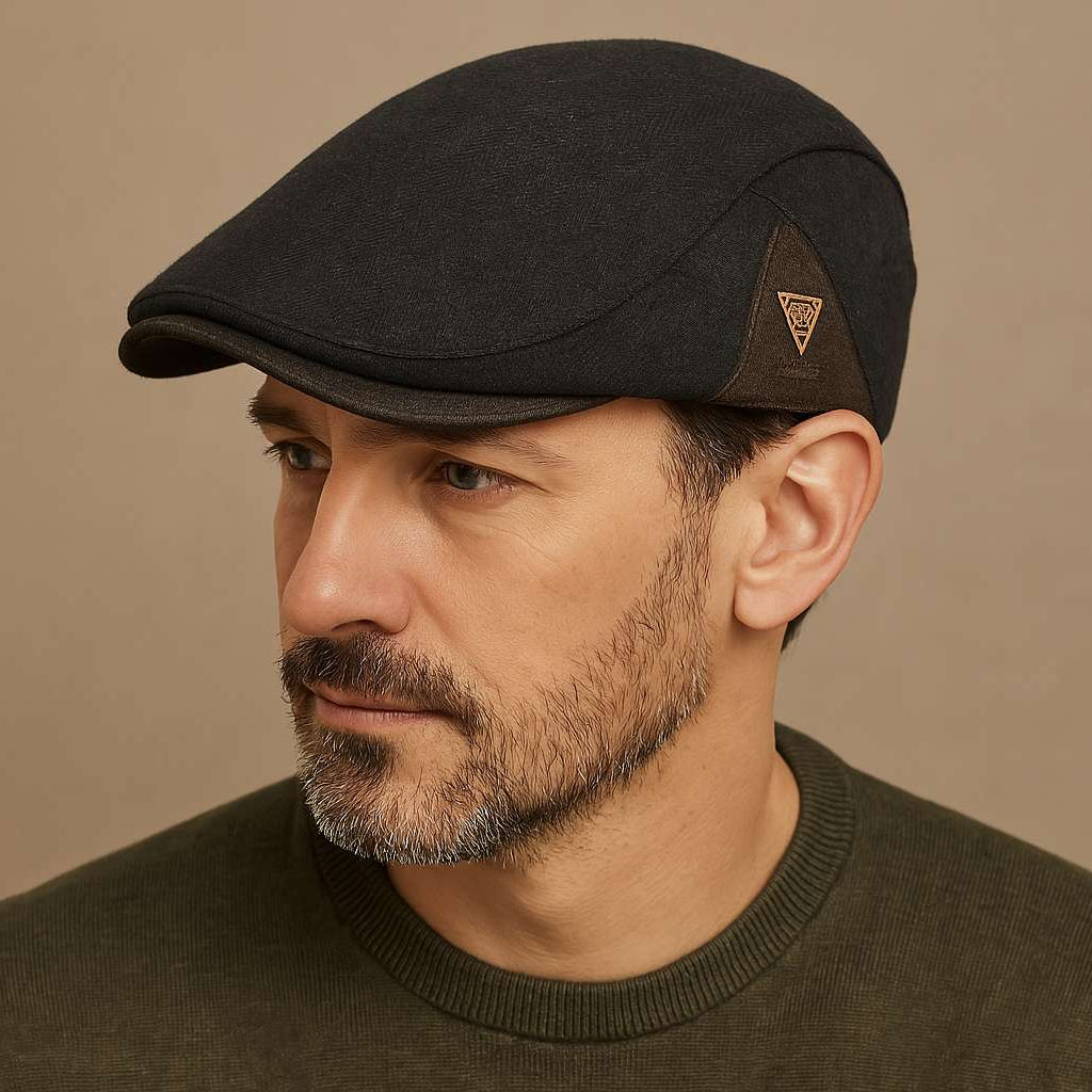 Homme d'âge moyen portant un béret en coton