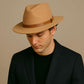 Jeune homme portant un chapeau Fedora en laine avec un large bord