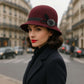 Femme portant un chapeau cloche, expression confiante