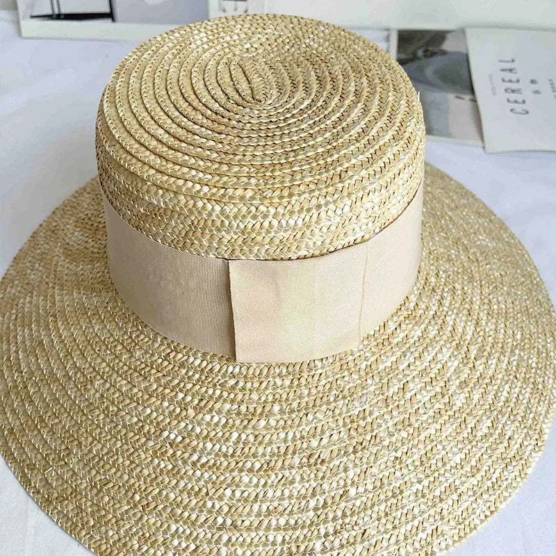 Vue latérale du chapeau montrant sa calotte plate