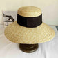 Détail du bord rigide du chapeau de paille