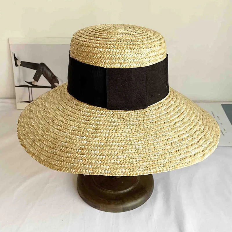 Détail du bord rigide du chapeau de paille