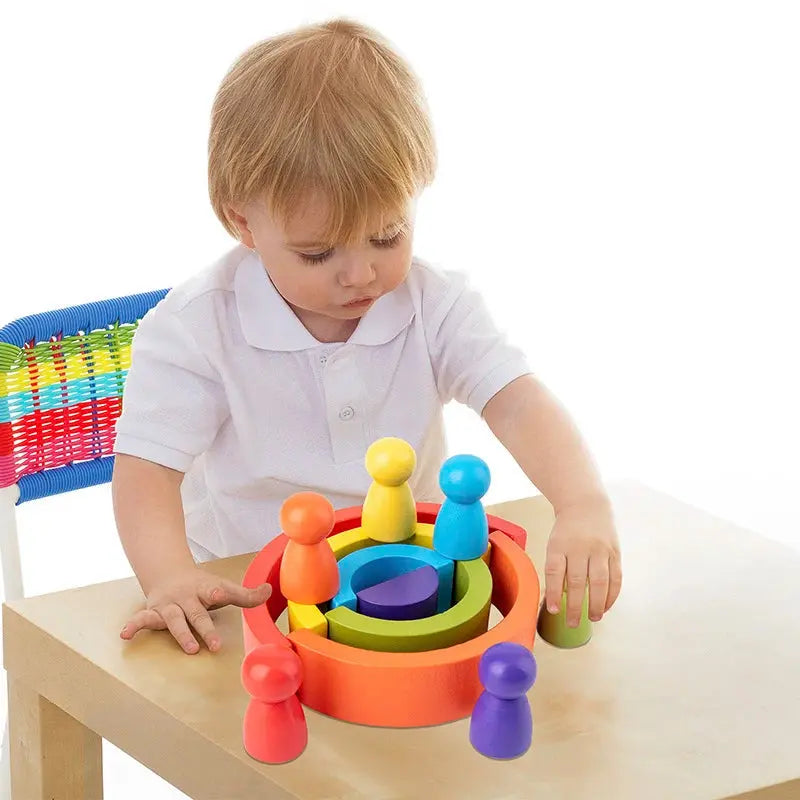 Vue rapprochée des pièces colorées du puzzle Montessori