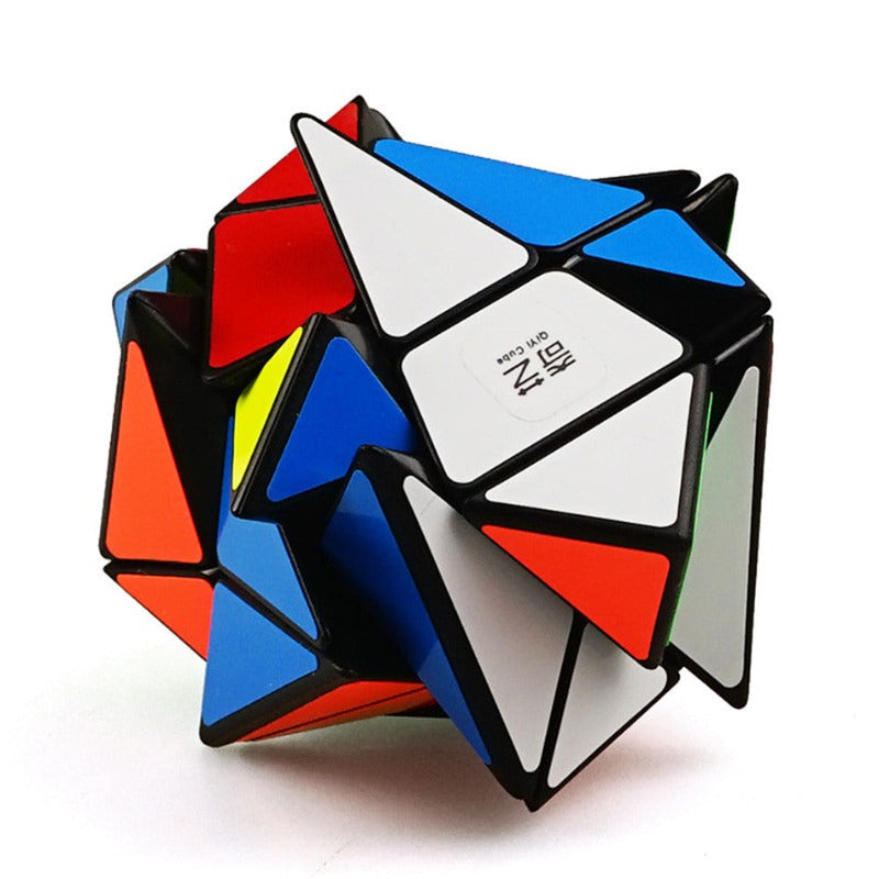 Cube Axis en rotation, montrant sa complexité géométrique