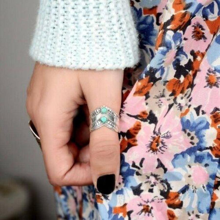 Gros plan sur les cabochons turquoise de la bague argentée