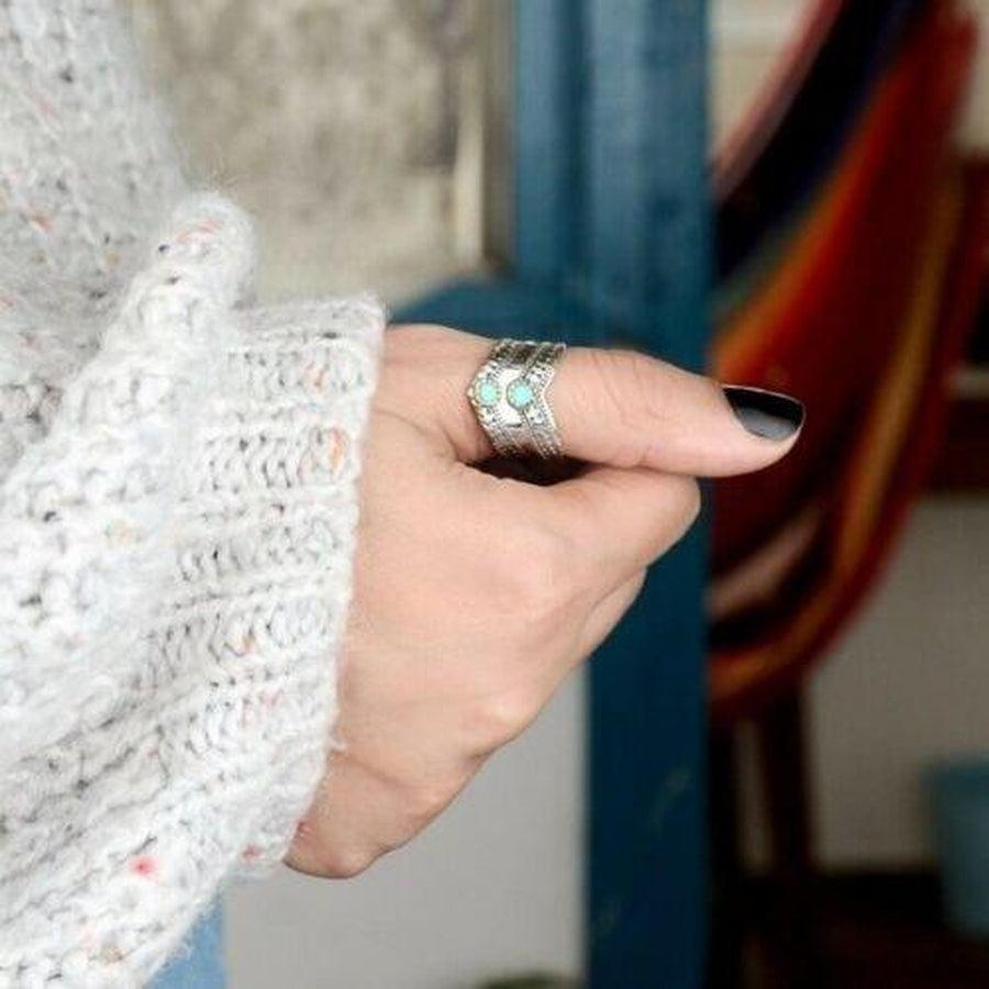 Vue latérale de la bague bohème en argent et turquoise