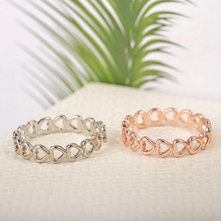 Bague ajustable avec motifs de cœurs ajourés en gros plan