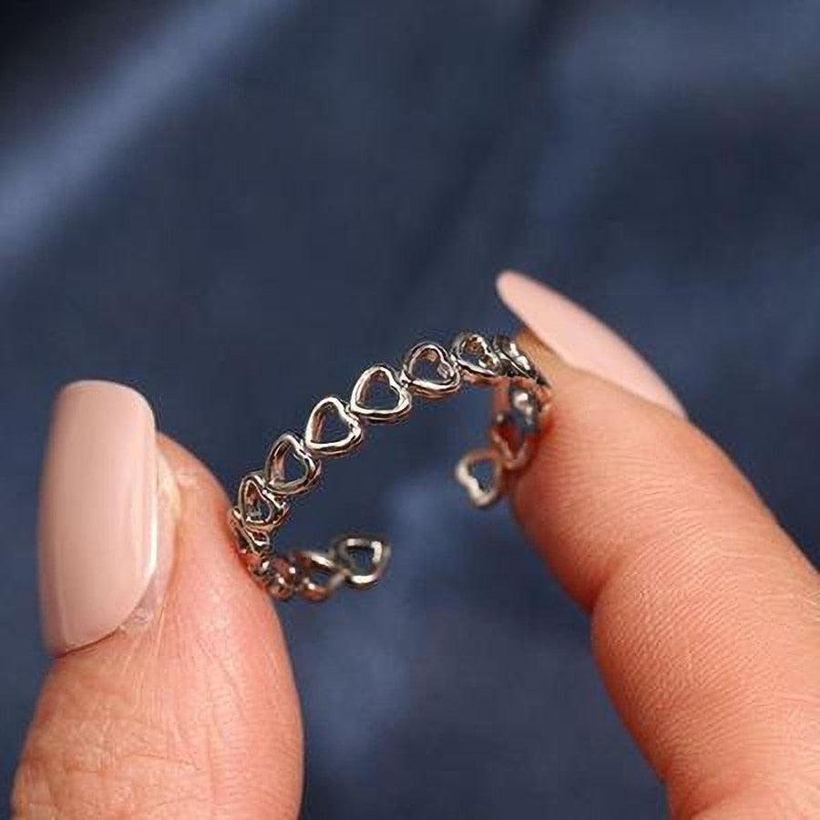 Bague cœurs ouverte portée sur un doigt, élégance et charme