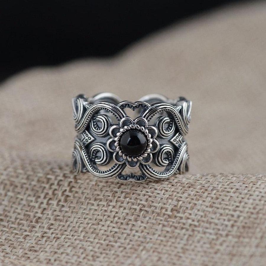 Bague en argent avec agate noire sur fond blanc