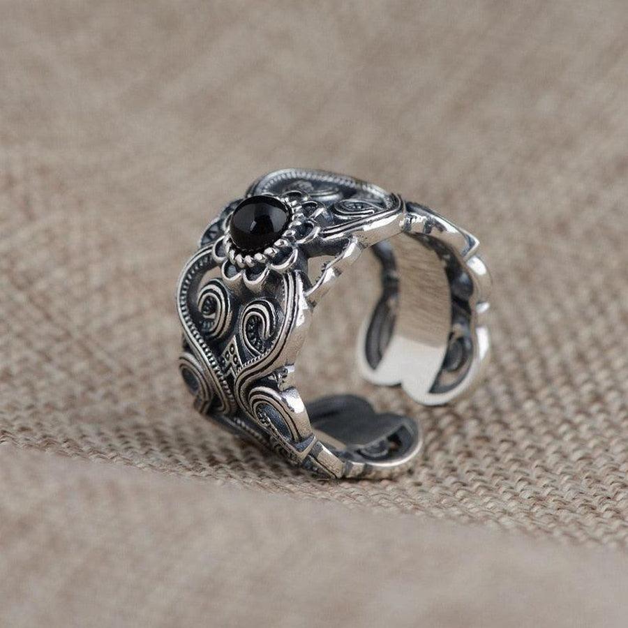 Vue latérale de la bague rétro en argent ajouré